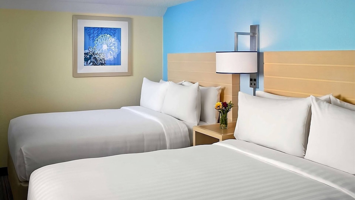Middleburg Heights Hotel | Short Walk to Lake to Lake Western Trail Head! 4 Spacious Units W/Full Kitchen