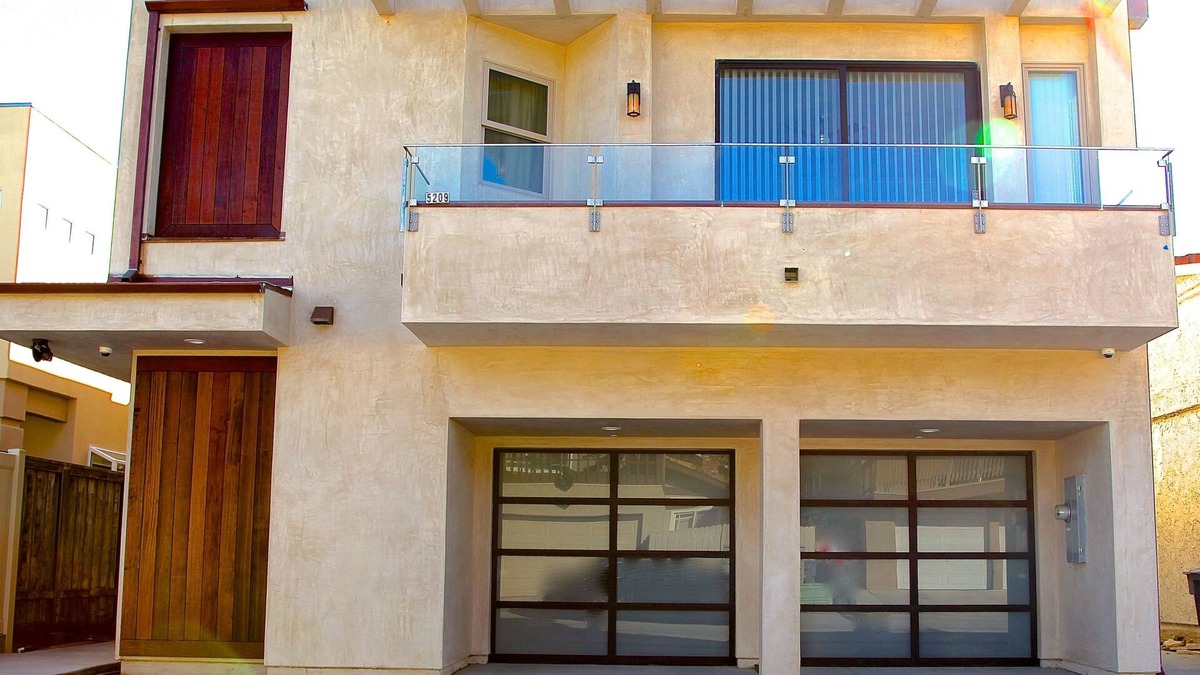 Oxnard Shores House | Short walk to the beach Small pets allowed, 4 bedrooms fully equipped. Top rated