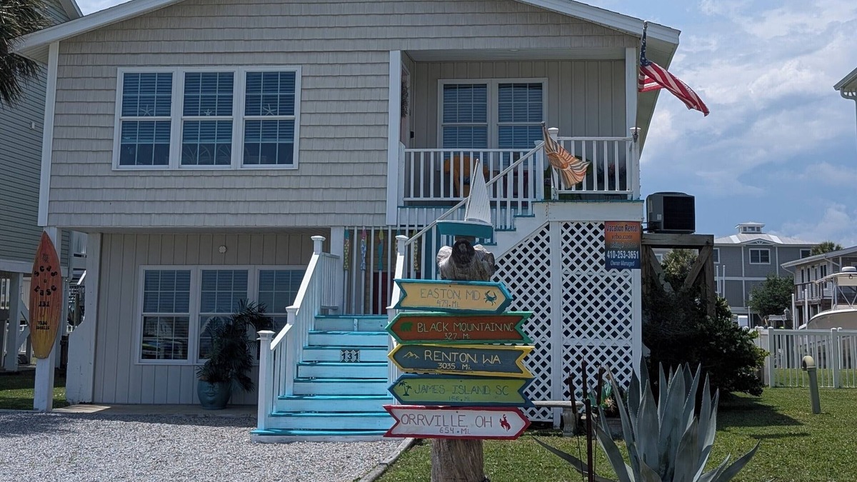 Holden Beach Cottage | Short walk to the beach Dog friendly too! Docking for boaters!