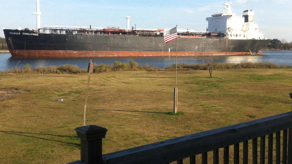 Hackberry House | Shotgun Point Lodge on the Channel. Great for large groups and families.