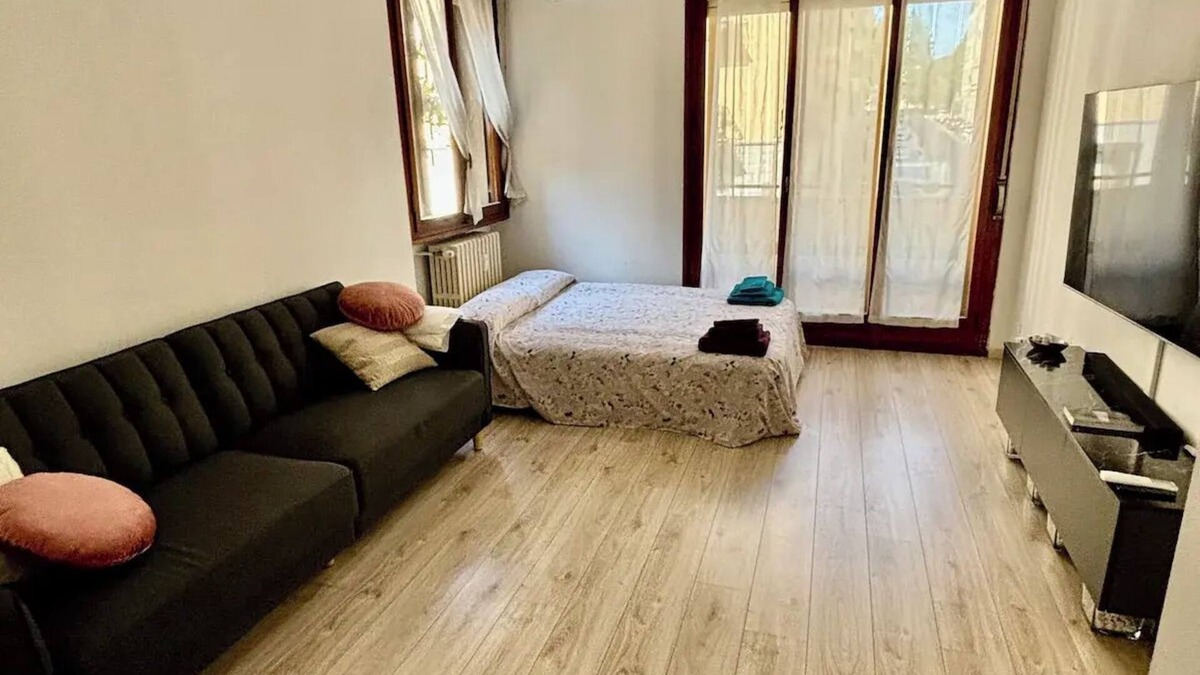 San Jacopino Apartment | Show Me Florence is a 2-bedroom apartment in lovely Firenze with WiFi & AC