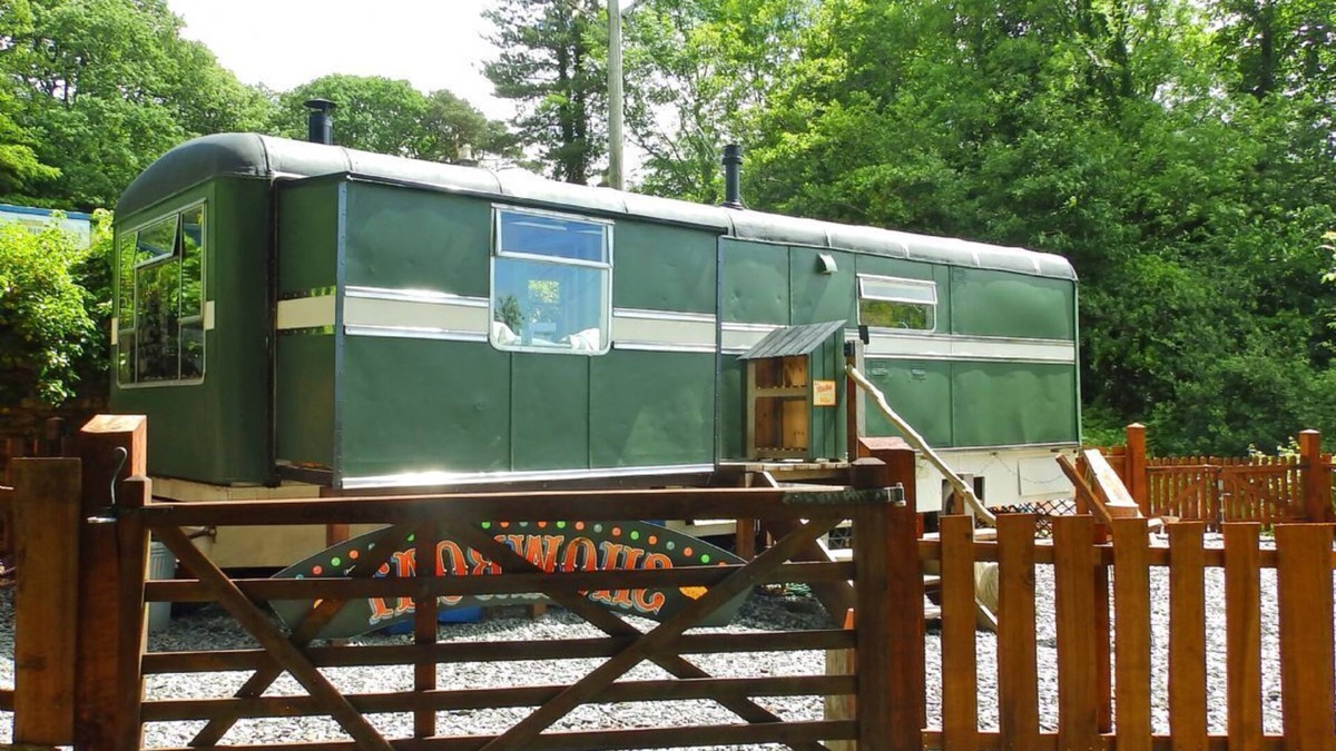 Penmaenpool Cabin | Showman's Wagon is a renovated 1950s fairground travelling-van for two guests.