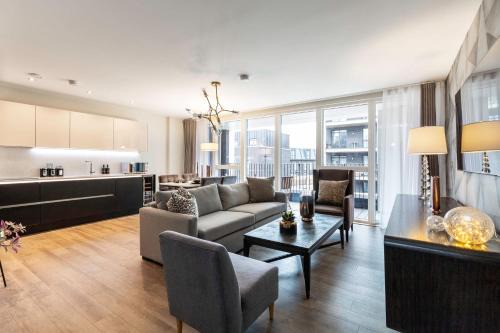 Stratford Apartment | Showroom Splendour, Luxe London Elegance