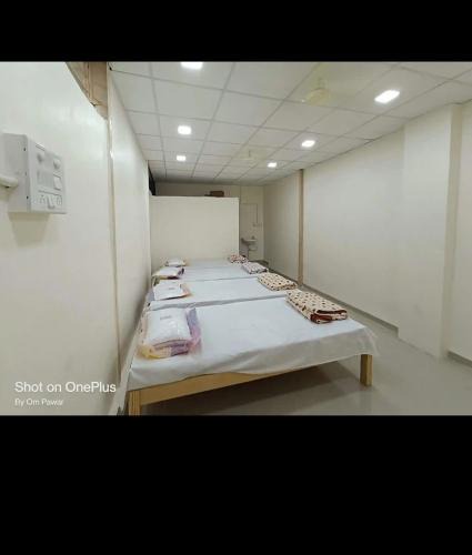 Pandharpur Hotel | Shree Radhesh Bhakt Niwas