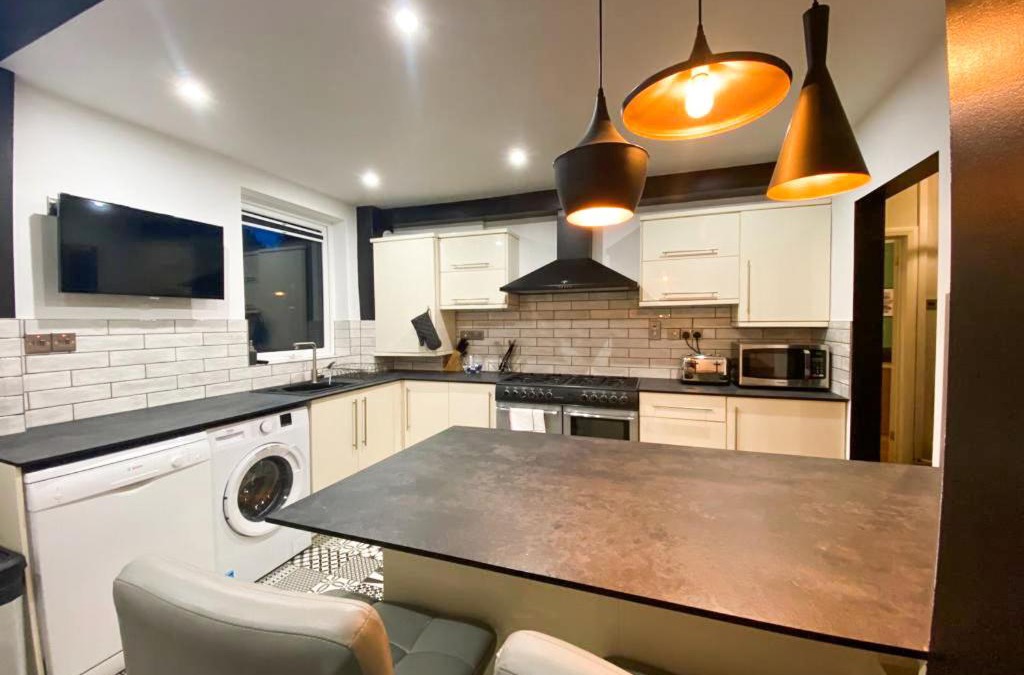 Swindon Apartment | SHRIVENHAM - Spacious Home, High Speed Wi-Fi, Free Parking, Garden