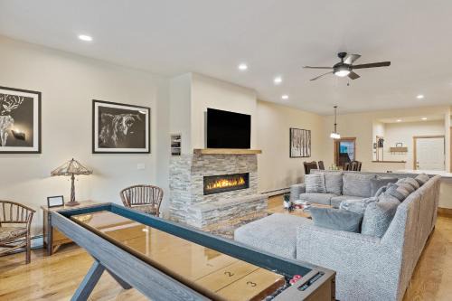 Steamboat Springs House | Shuffleboard Table - Modern Kitchen - Garage - Hot Tub