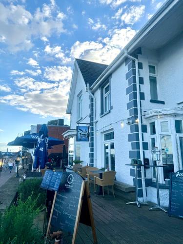 Penarth Hotel | Sids restaurant and bar with rooms