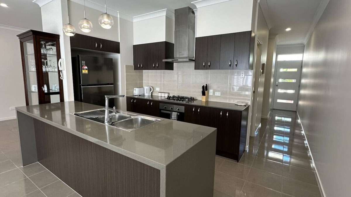 North Lakes Apartment | `Sienna Rise` - Walk to Westfield - sleeps 6
