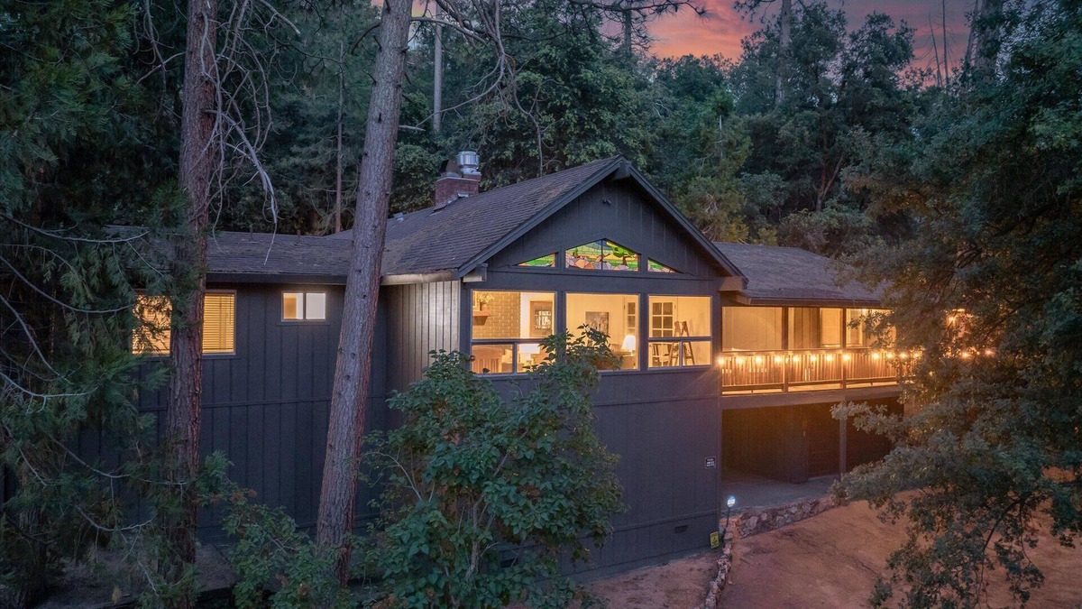 Yosemite Forks House | Sierra Mountain Escape - Brand new spa/game room!
