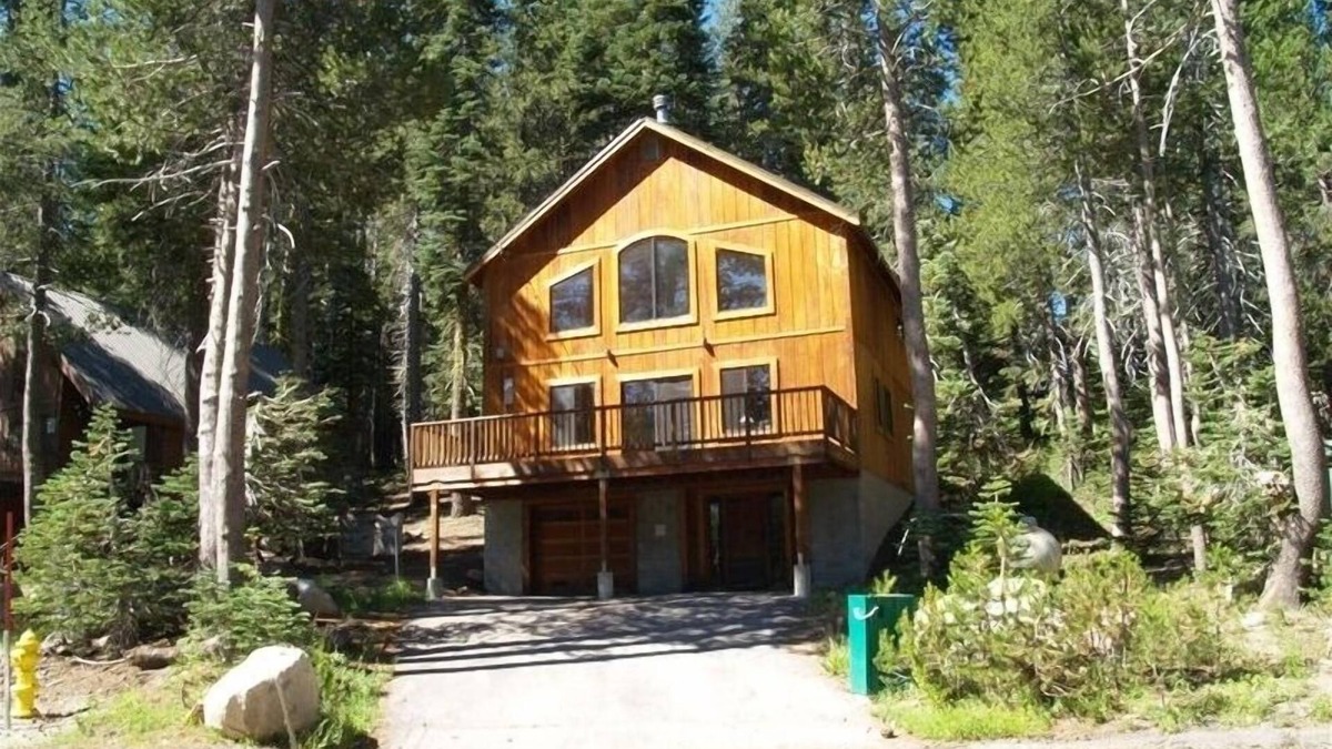 Serene Lakes Cabin | Sierra Retreat Second to None!