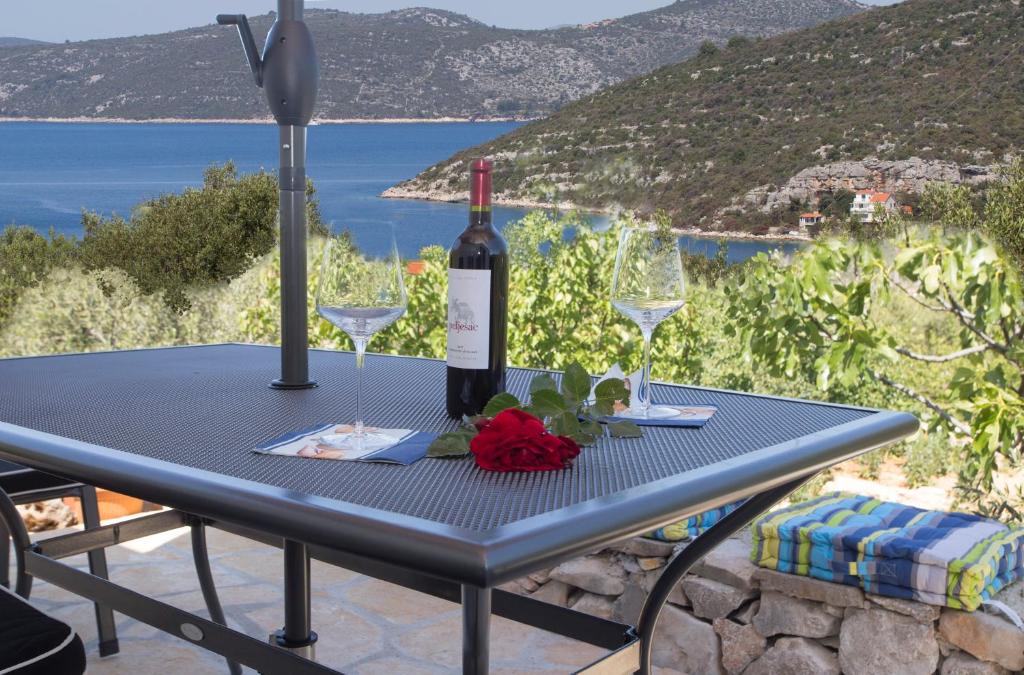Veliki Drvenik Apartment | SIESTA, a house in the nature on the island