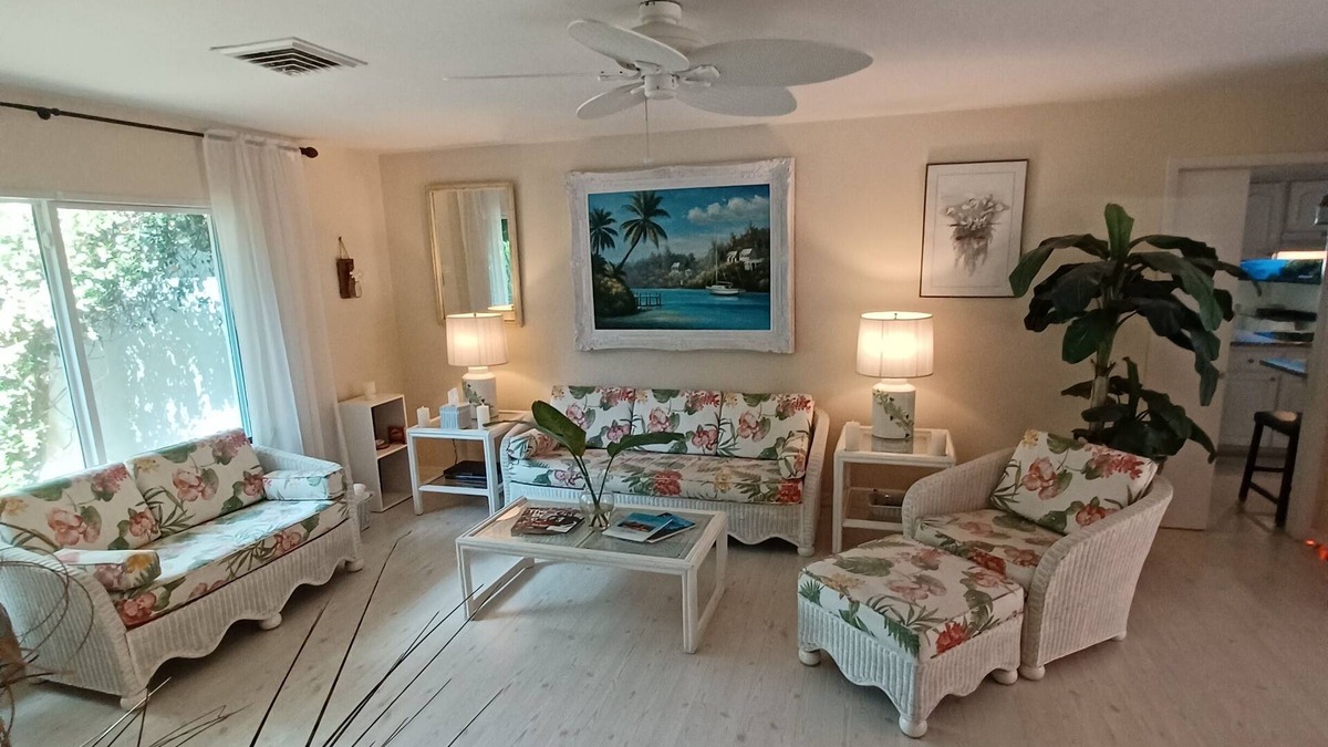 Bay Isle House | SIESTA KEY BEACH COTTAGE, 5 Minute walk to Sunset on the Beach