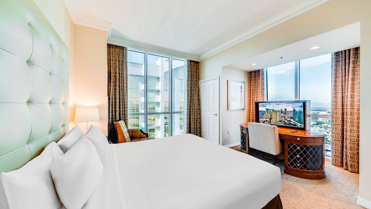 Las Vegas Hotel | Signature 1BRM Balcony Suite by Jet Luxury