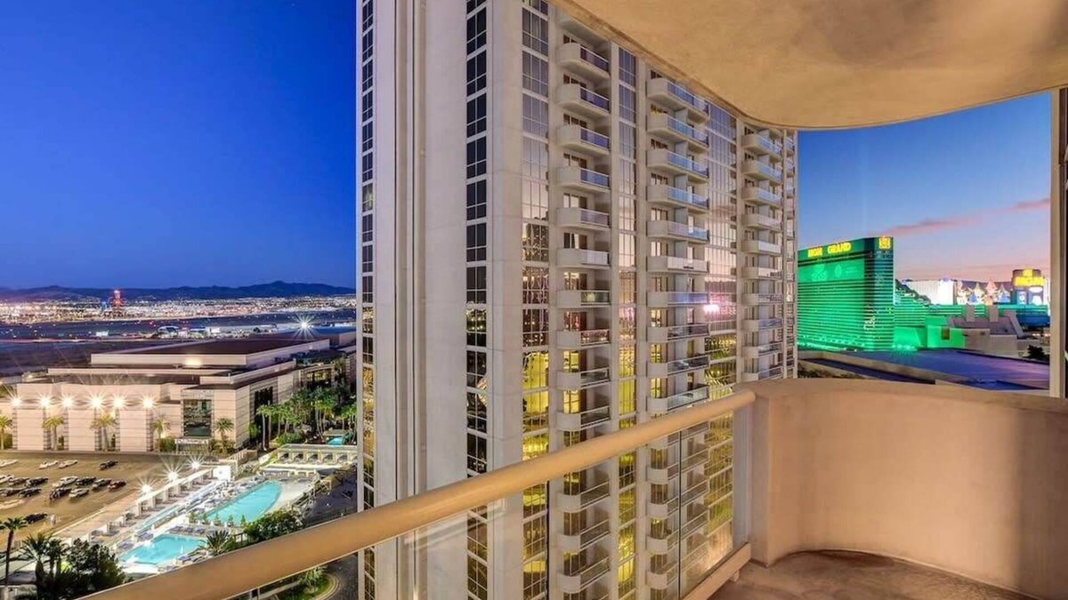 Las Vegas Condo | Signature 2Br3Ba balcony combo units 16-702 and 04