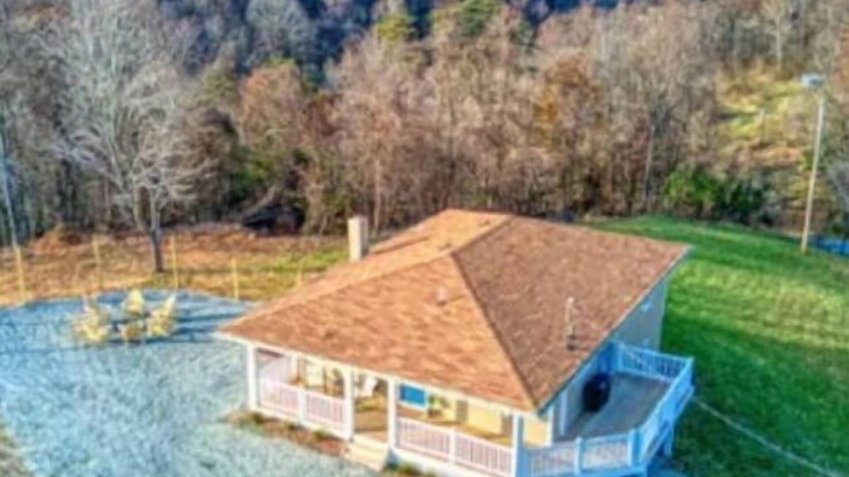 Stanley Cabin | Silox Getaway Hot Tub Movie/Game Room Mtn Views