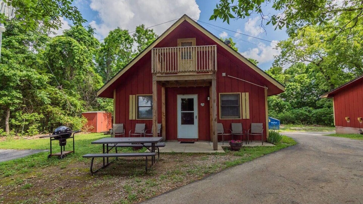 Indian Point Cabin | Silver Dollar City 1 Mile - Table Rock Lake - 3 Bed/3 Bath - Woodsy - Foxfire