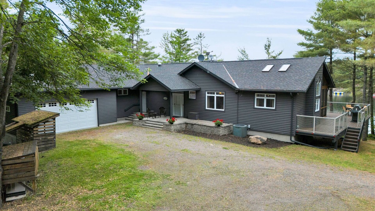 Gravenhurst Cottage | Silver Lake, Muskoka. 400 ft lake frontage. Near Gravenhurst, Dogs allowed