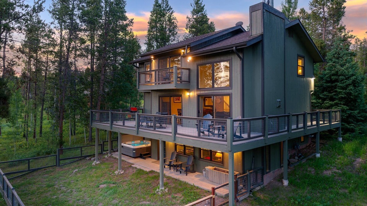 Sunset Ridge House | Silver Lining Lodge I Amazing Views I Private Hot Tub I Best Price I Discounted Attractions