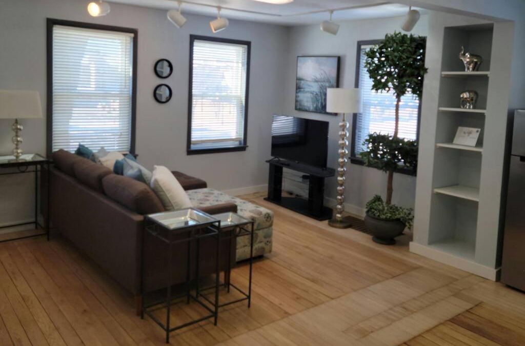 Sturgeon Bay Apartment | Silver Room