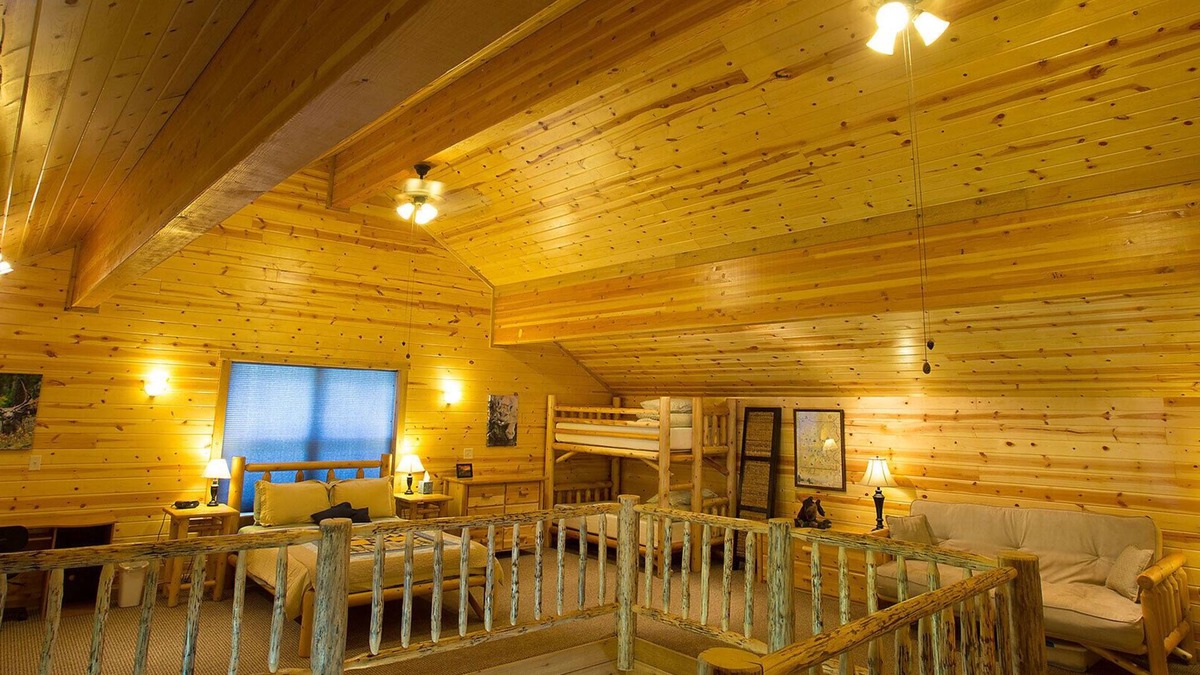 Silver Gate Cabin | Silver Willows Sarva Cabin on 4 Acres by the Creek