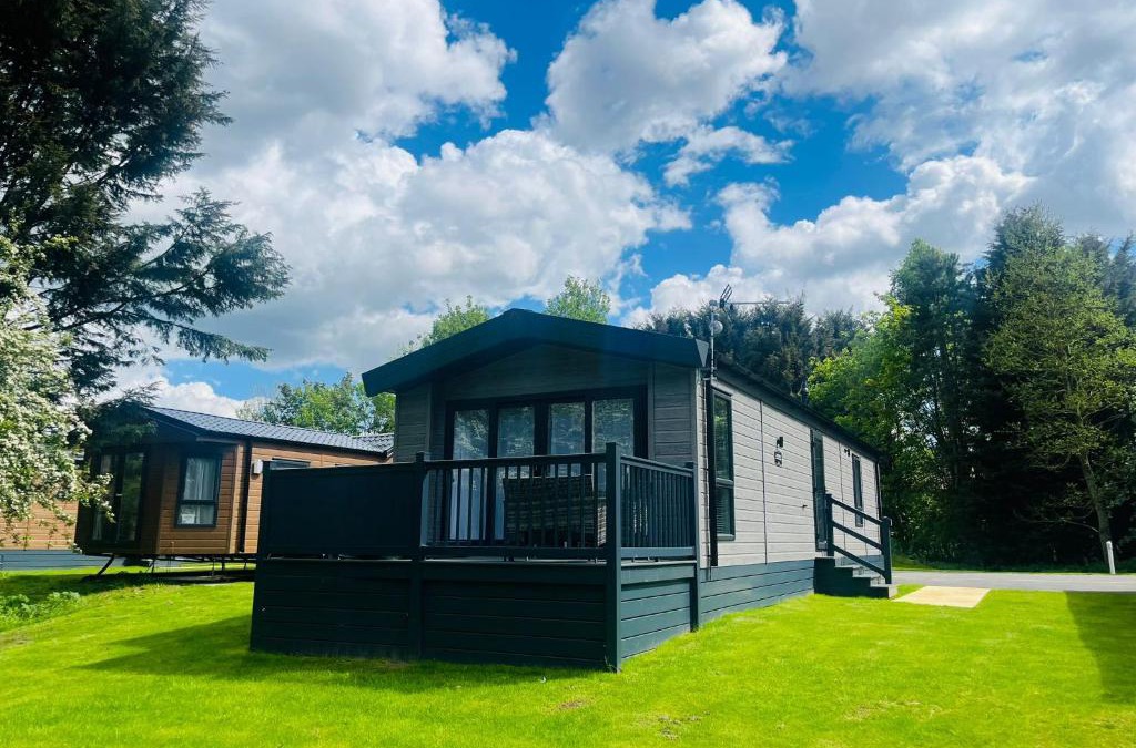 Allerthorpe House | Silver Wood Lodge with Hot Tub