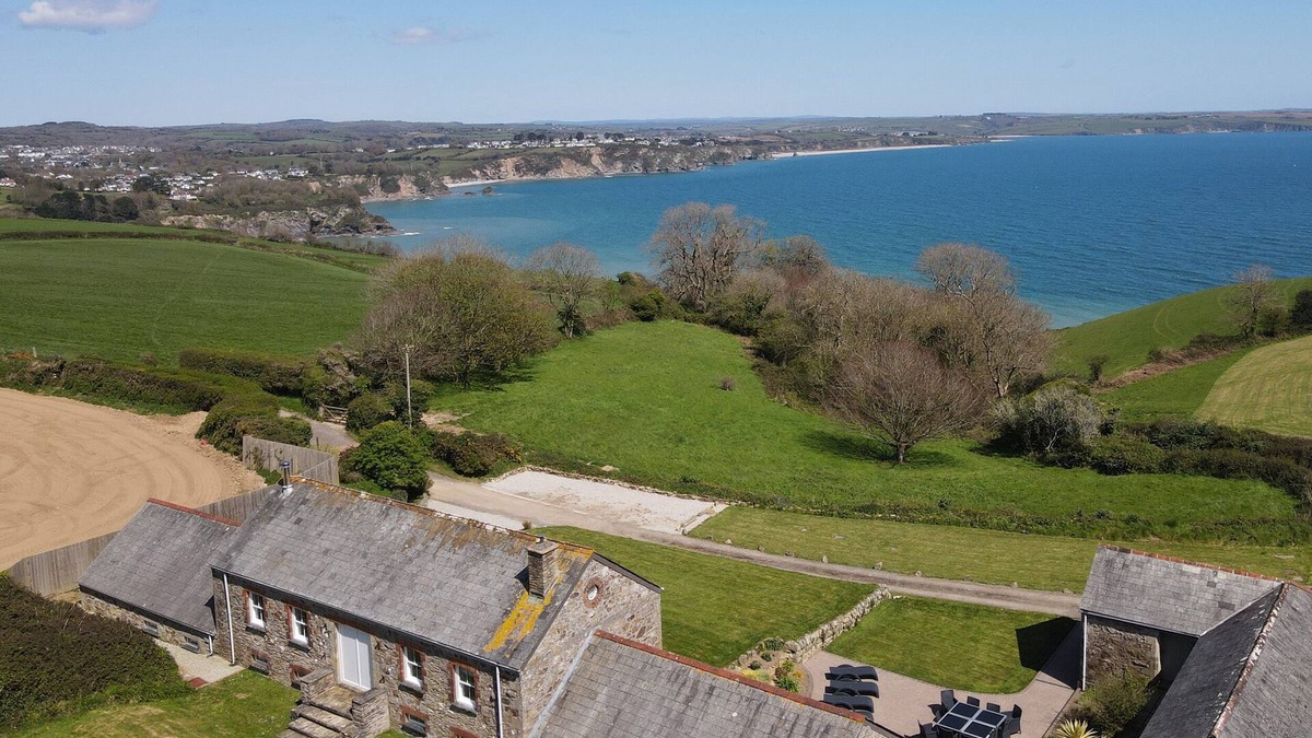 St Austell Cottage | SILVERMINE HOUSE, family friendly, with hot tub in Charlestown