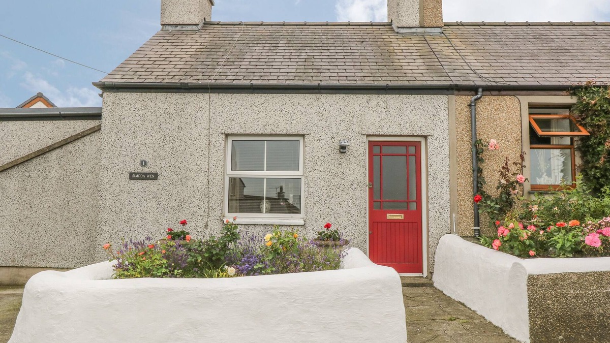 Llanfaethlu House | SIMDDA WEN COTTAGE, pet friendly, with open fire in Llanfaethlu