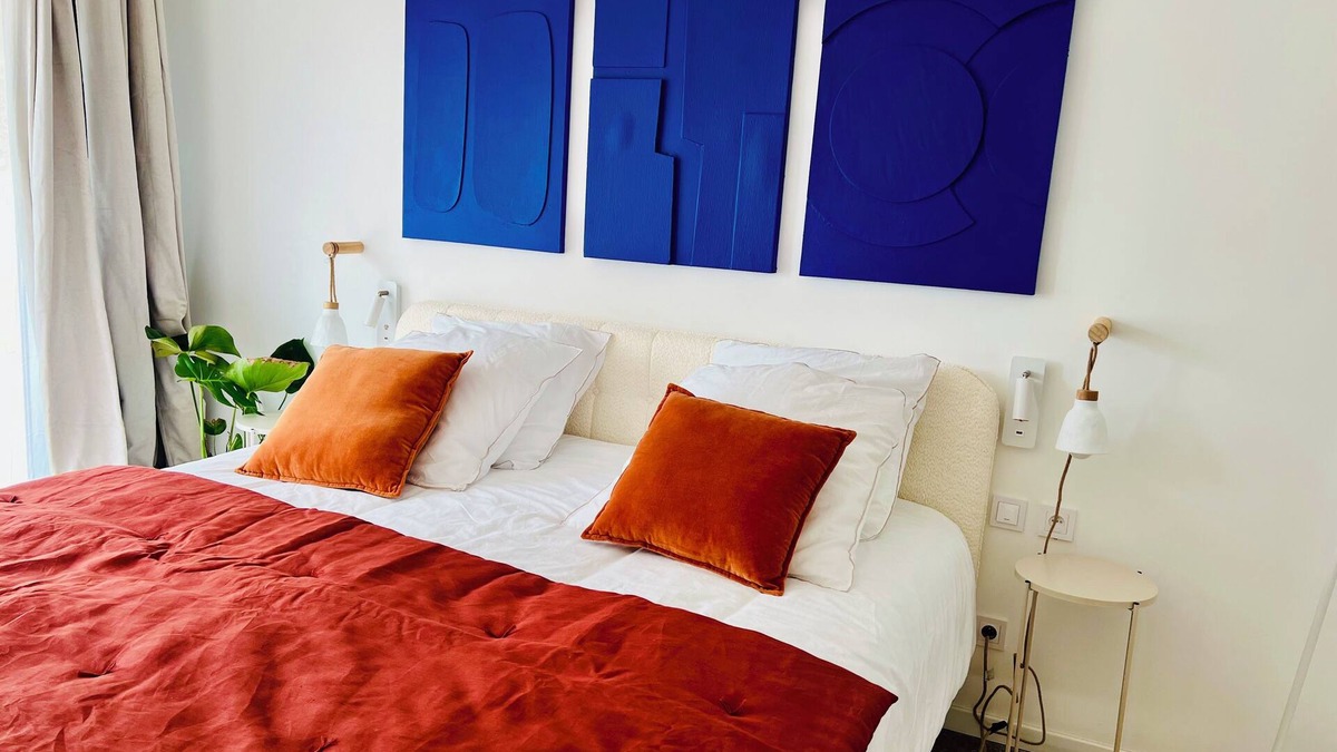 Tizac-de-Curton Apartment | Simone apartment, pool view, between Bordeaux and Saint Emilion.