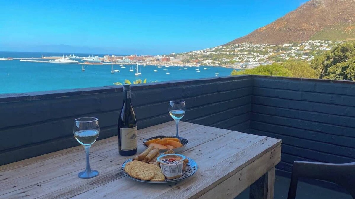 Redhill Apartment | Simon’s Town Seaside Apt | Views, Balcony, Parking