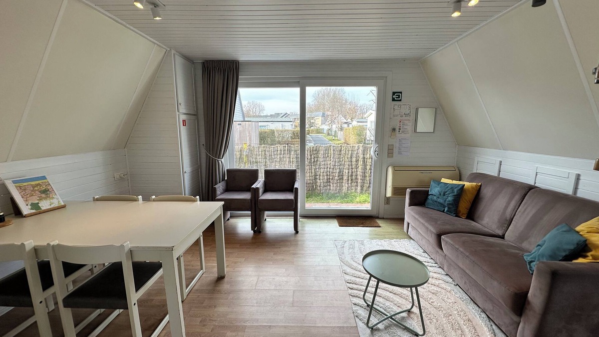 Koksijde Ski Chalet | Simple chalet with shared pool on holiday park