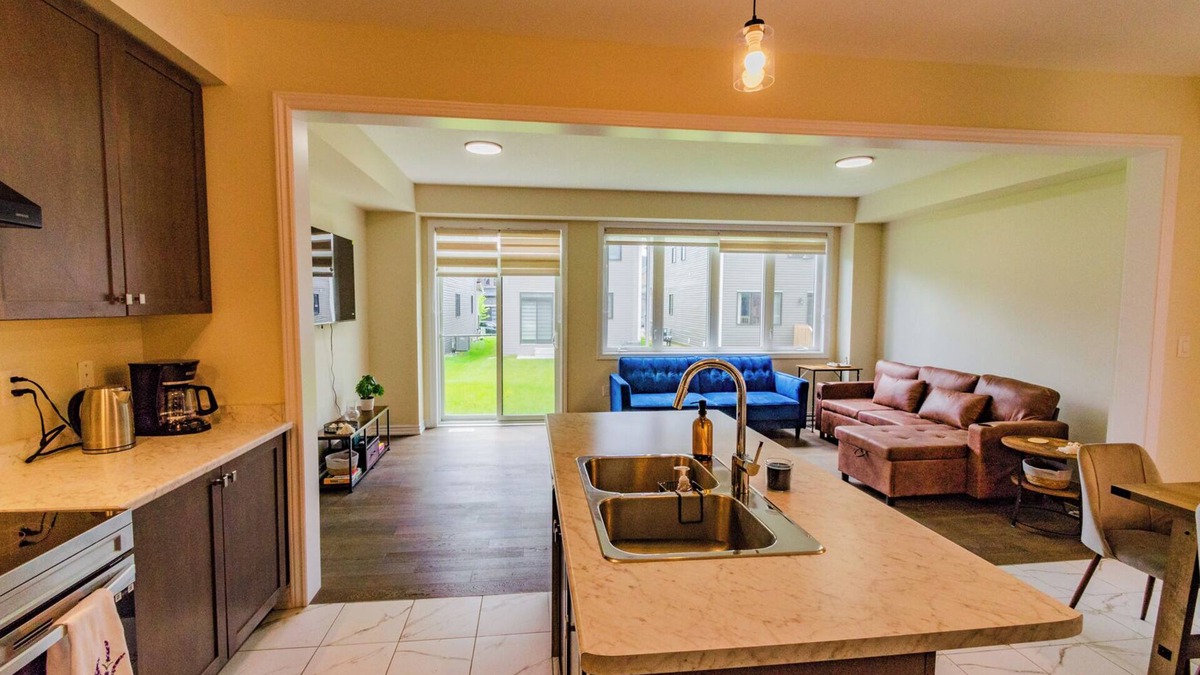 Thorold House | Simple Comforts: 4 Bedroom Family Home in Thorold | 10 Min to Falls