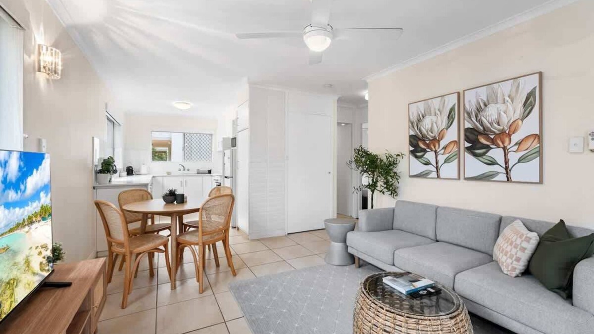 Surfers Paradise Apartment | Simple Pet-Friendly 2BR Near Beach & Tram with AC