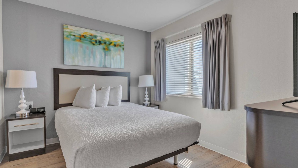 Far North Central Apartment | Simplicity At the Rim 1406 I Comfy 2 Bed 2 Bath
