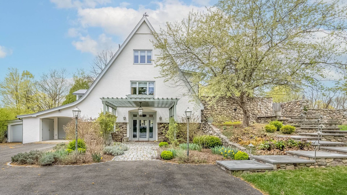 New Paltz House | Simply Impeccable Home with a Sweeping Mountain View and Guest House