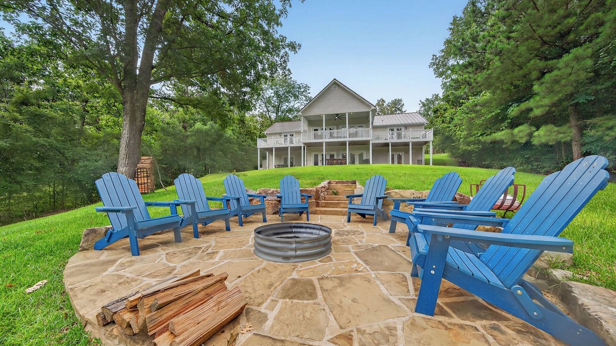 Milledgeville House | Sinclair Bluff Delight- Spacious 5/3 LAKEFRONT w/BOAT HOUSE, FIRE PIT, BAR