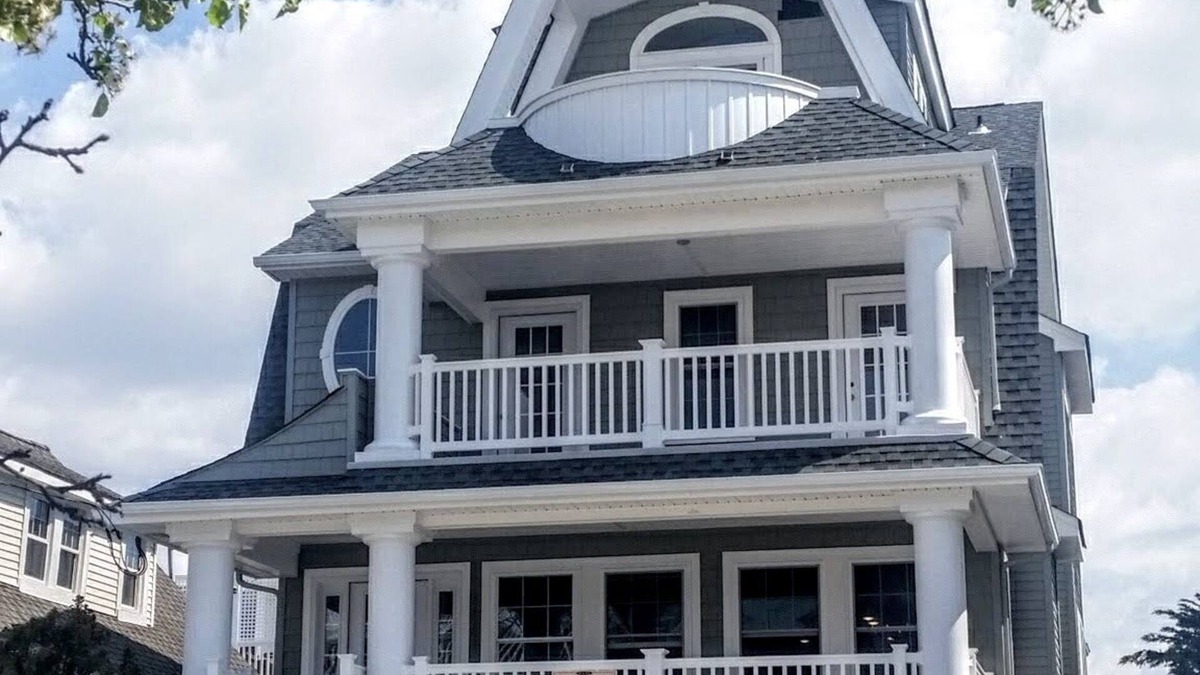 North End House | Single Family Custom 5 BR 3.5 BA 5 Decks, Steps to Beach/Boards