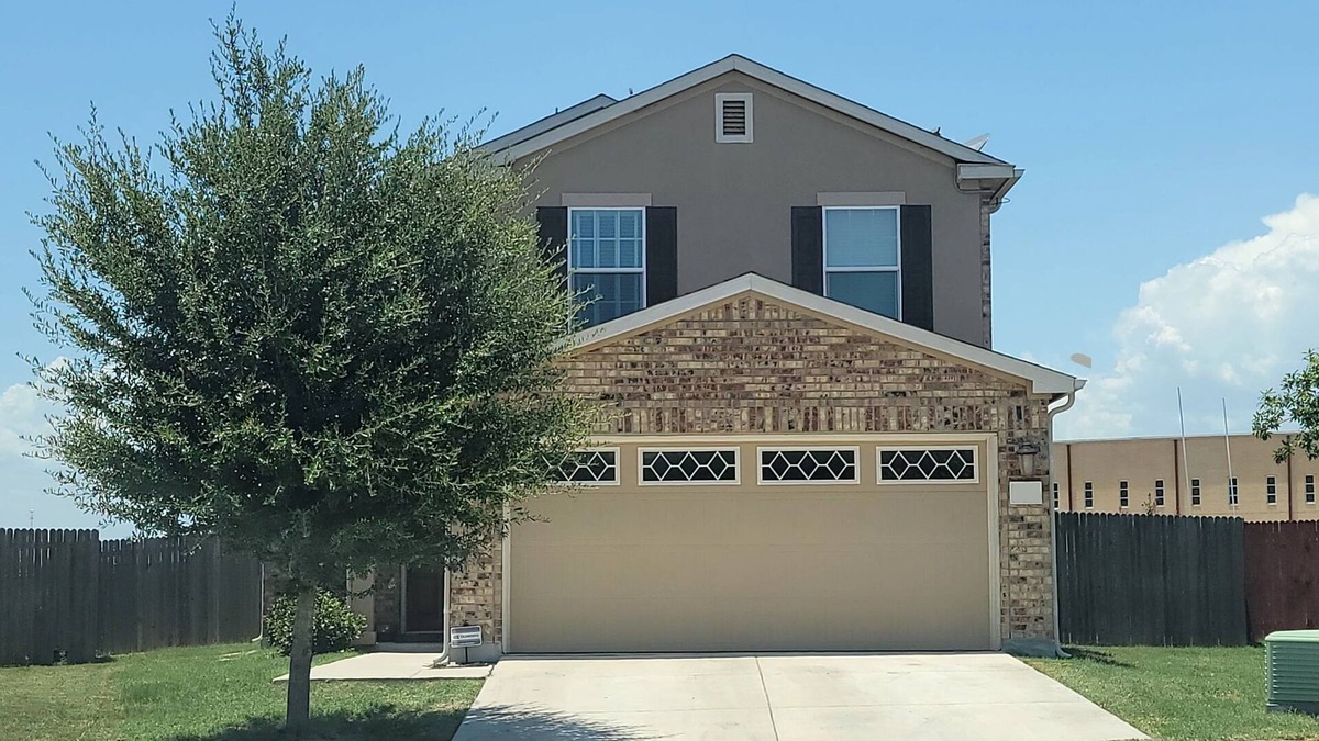 Universal City House | Single Family House, minutes away from shopping and Randolph area