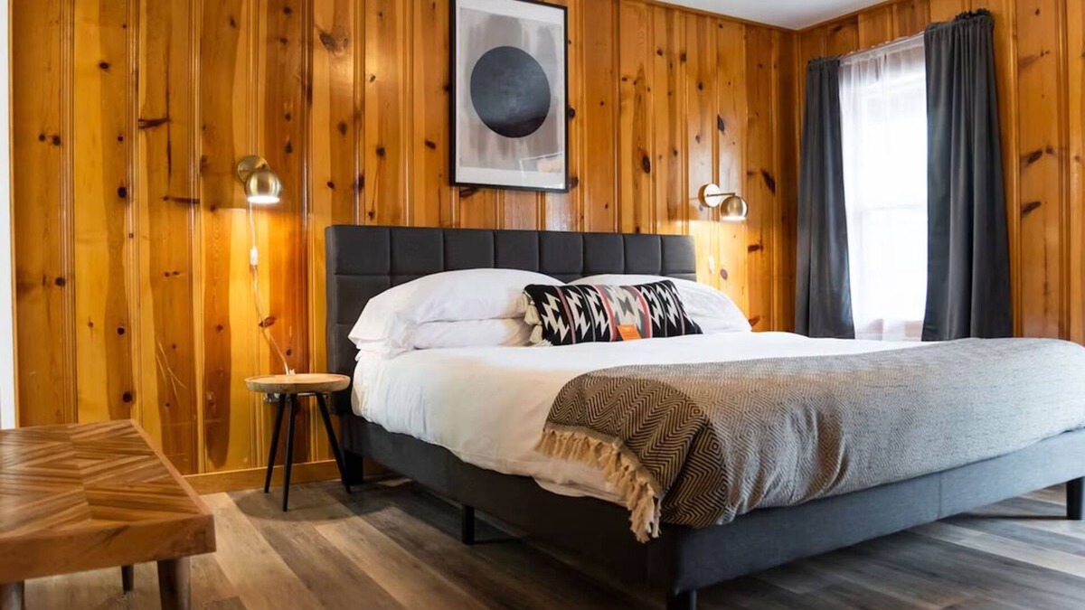 Pagosa Springs House | Single King Escape, The Nightingale Motel, Steps from San Juan River Walk
