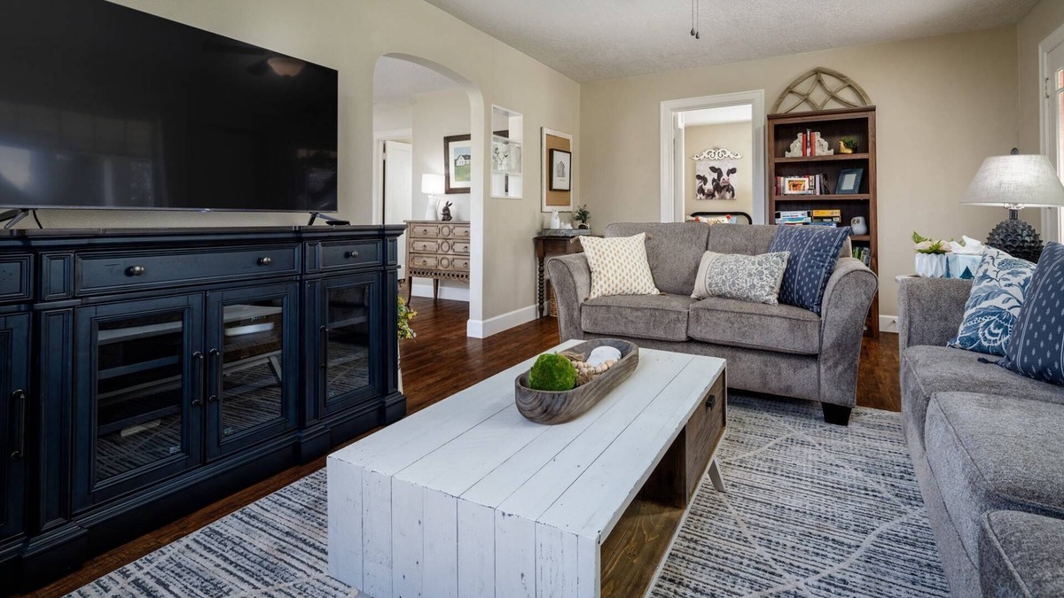 Newberg House | Single Level Country Cottage, New Decor, Huge Yard w/Farmland Views, 5 Min to Newberg