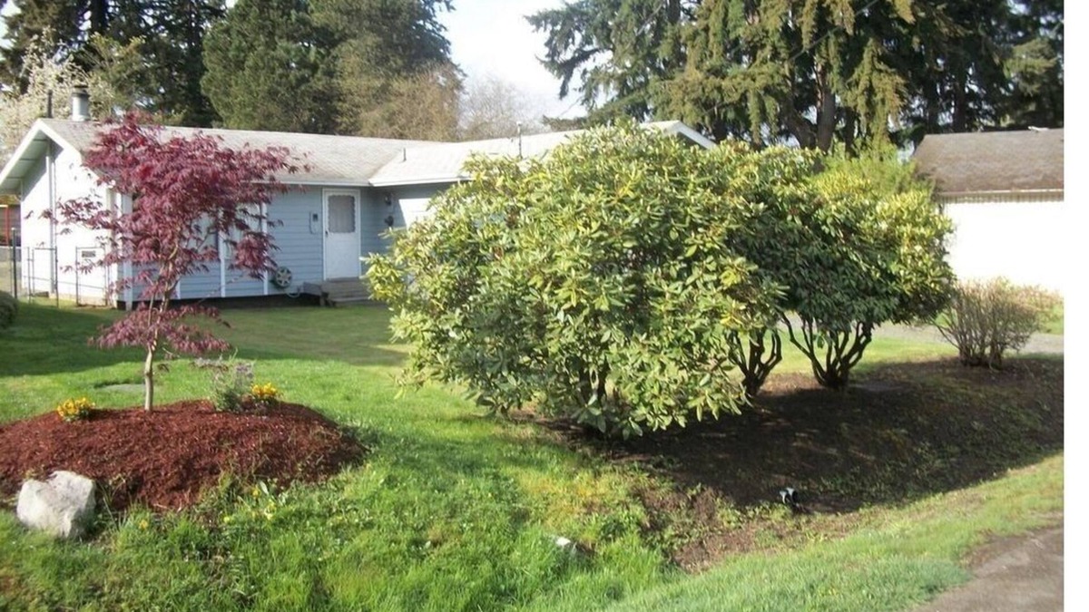 Tracyton House | Single Level home, fenced yard, and a garage