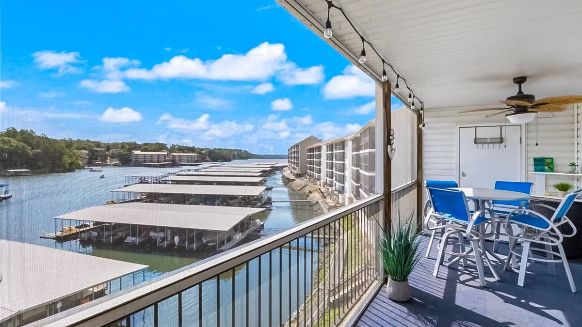 Lakeland Condo | Single-level lake-view condo with dock, outdoor pool, washer/dryer, & central AC