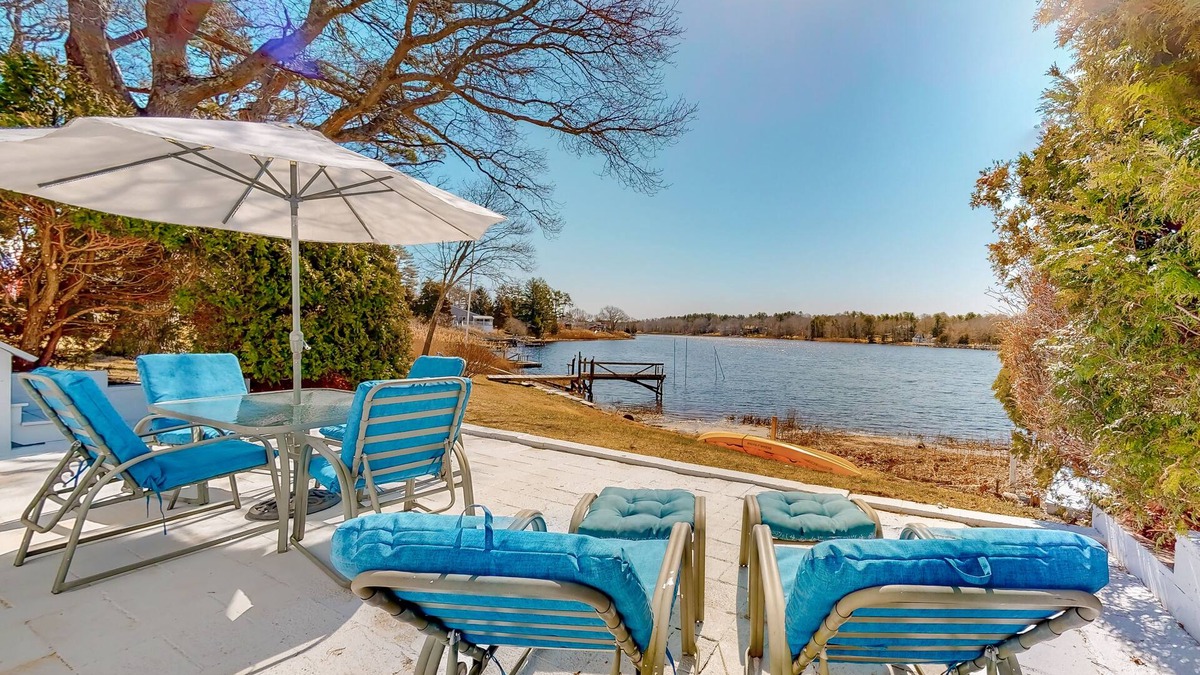 Marion House | Single-level riverfront retreat, electric fireplace, & washer/dryer