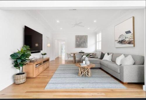 Burraneer House | Single Private Room-Charming bayside home