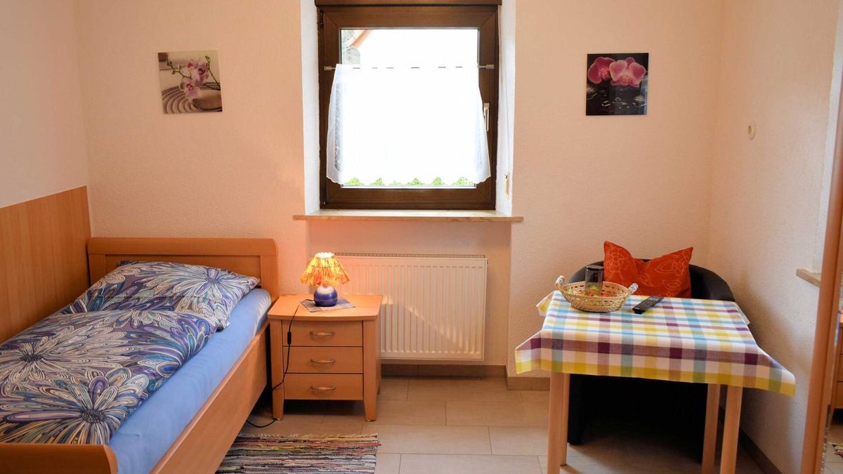 Egloffstein Apartment | Single room (shared shower/WC) - Gästehaus Grau