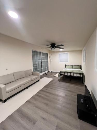 East Hemet House | Single Room w/Private Entrance - Shared Bathroom