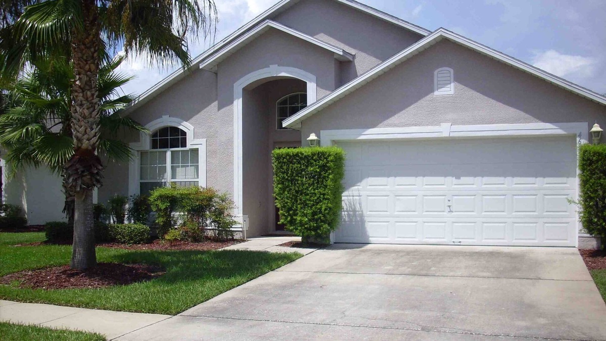 Historic Downtown Kissimmee Villa | Single Storey 5 Bed 3 Bath Villa with Pool, HD-TV , private beach + WiFi