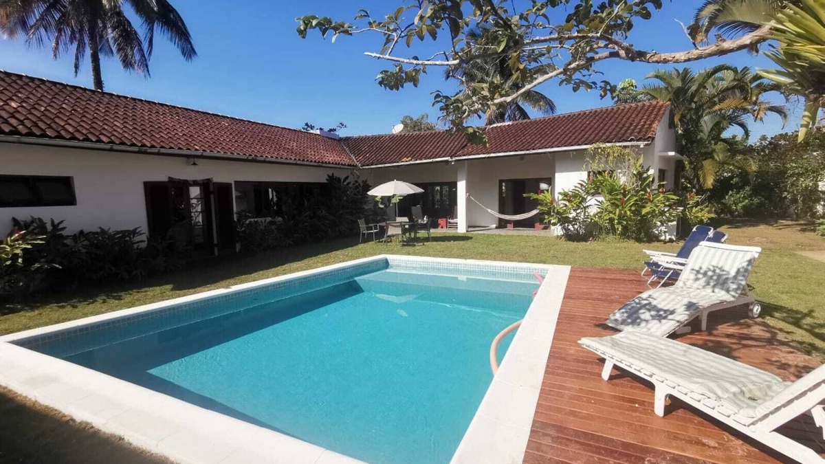 Juquehy House | Single Storey House with Large Garden and Pool - 4 Bedrooms wifi, air conditioning