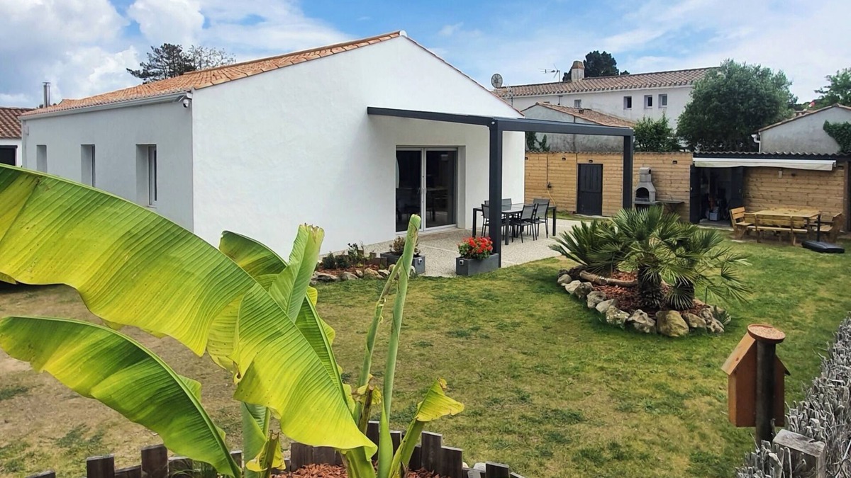 La Gueriniere House | Single-storey house with pergolas, terrace and enclosed garden, rated 4 stars.