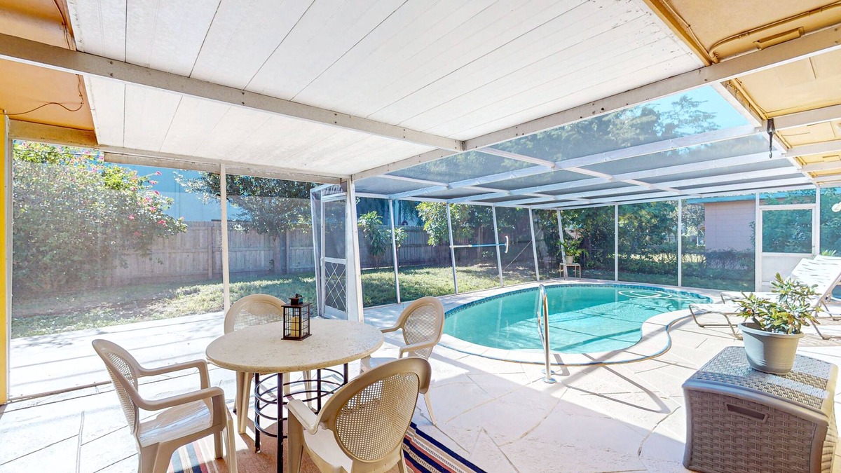 South Pinellas Community Council House | Single-story home near beach with heated private pool, enclosed yard-Dogs ok