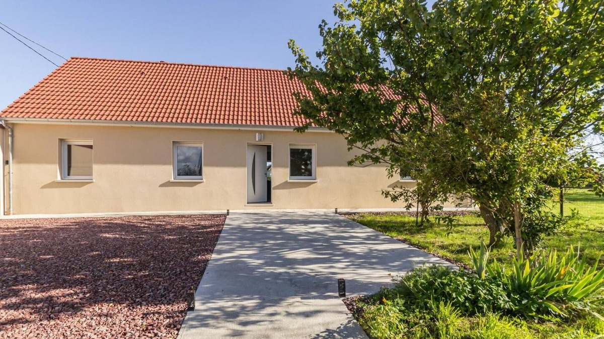 Vesly Cottage | Single-story house in Normandy countryside